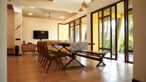 ein Esszimmer mit Tisch und Stühlen in der Unterkunft Waterwoods Boutique Resort & Villas Havelock in Havelock Island