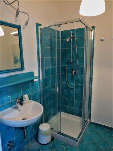 a bathroom with a shower and a sink at Villa Eucalipti immersa nel verde e sul mare in Magazzini