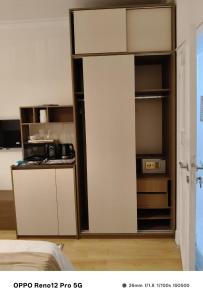 Zimmer mit einer offenen Tür zur Küche in der Unterkunft غرفة مزدوجة بنافذاتين سكن العاصمة in Kafr ash Sharā‘inah