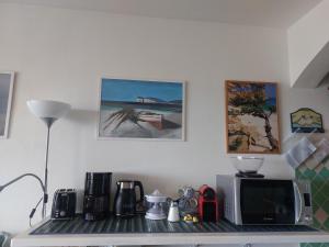 Kuchyňa alebo kuchynka v ubytovaní "Sardinia Blue Home" Vista mare, tramonti mozzafiato su Golfo Asinara, giardino, parking e Wi-Fi