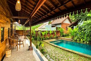 Bazén v ubytování Buruan Sari Villas by AGATA nebo v jeho okolí