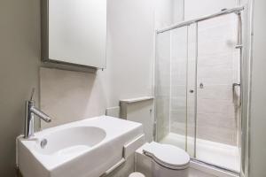 Un baño con lavabo, inodoro y ducha. en Sunny Corner Apartment in Center of London (1), en Londres 19 fotos más