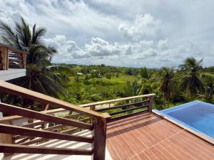 una terraza con piscina profunda en la parte superior de una casa en Borjs Mountain Mist, en Pilar
