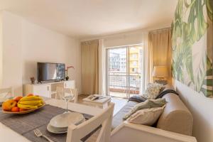 una sala de estar con un sofá y una mesa en Apartment in Los Cristianos by the beach, en Los Cristianos