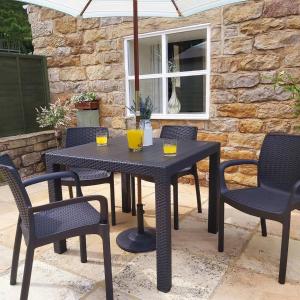 En terrasse eller udendørsområde på Underhill Holiday Cottage + 8 billeder