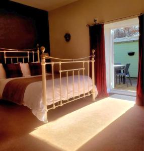 En eller flere senge i et værelse på Underhill Holiday Cottage