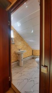 Bilik mandi di Guesthouse Pirimze