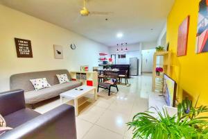 una sala de estar con un sofá y una mesa en Cozy Setiawalk Apt near LRT, en Puchong