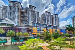 una vista de una ciudad con edificios altos en Cozy Setiawalk Apt near LRT, en Puchong