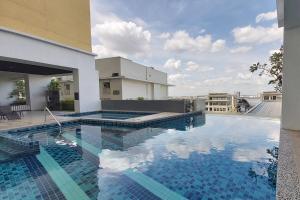 una gran piscina en la parte superior de un edificio en Cozy Setiawalk Apt near LRT, en Puchong