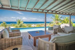 Grand-BourgにあるVilla Capiの海の見えるリビングルーム