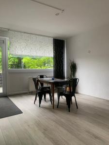 a dining room with a table and chairs and a window at Hotel Calenberger Hof in Wennigsen