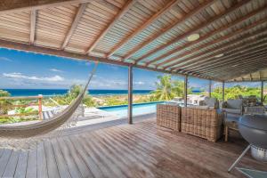 Grand-BourgにあるVilla Capiの海の景色を望むデッキ(ハンモック付)