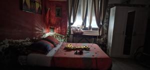 sypialnia z łóżkiem i oknem w obiekcie B&B L'Altro Anfiteatro Camera suite w mieście Santa Maria Capua Vetere