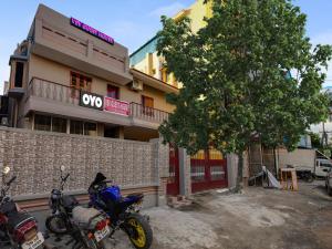 a group of motorcycles parked in front of a building at Super Hotel O Vsv Guest House Maduravoyal in Chennai