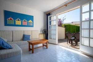 a living room with a couch and a table at AT309 Con piscina a 5min playa in Altafulla