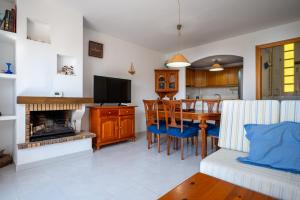 a kitchen and dining room with a table and a television at AT309 Con piscina a 5min playa in Altafulla