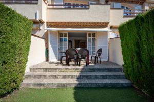 a table and chairs on the porch of a house at AT309 Con piscina a 5min playa in Altafulla +29 photos
