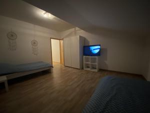TV a/nebo společenská místnost v ubytování Monteurwohnung , 4 Schlafzimmer, 130qm, Balkon, einzige Wohneinheit im Haus, Parkplatz