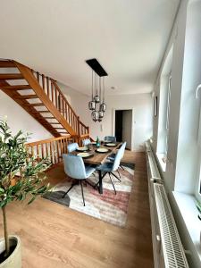 a dining room with a table and chairs at Traumlage! 3-Etagen Apartment direkt im Zentrum in Neumünster