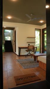 ein Wohnzimmer mit Sofa und Tisch in der Unterkunft Waterwoods Boutique Resort & Villas Havelock in Havelock Island