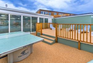 Kemudahan pingpong di Finest Retreats - Whitsand Bay Lodge atau berdekatan