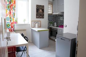 uma cozinha com armários brancos e uma bancada branca em Apartment Marijin Dvor Deluxe em Saraievo