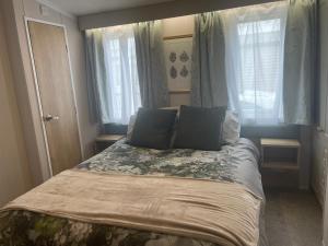 En eller flere senge i et værelse på Enlli Beach View Hafyn y Môr