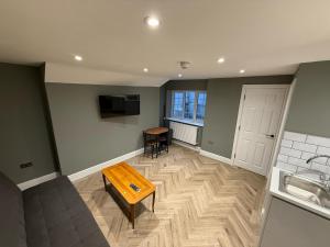 TV a/nebo společenská místnost v ubytování The Sherwood Guest House + 26 fotografií