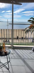 Habitación con vistas a la playa y mesa. en Le Royal 180-degree view of the sea !, en Le Grau-du-Roi