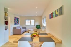 a living room with a table and chairs at Oberhausen an der Nahe LIEBLINGSORT - Ferienappartements in Oberhausen