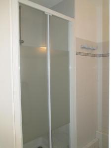 a shower with a glass door in a bathroom at Appartement rénové 1 chambre ,rez de jardin,belle terrasse,proche plages,Carnac 2025-00427 in Carnac