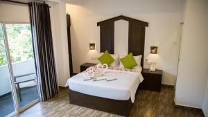 Postel nebo postele na pokoji v ubytování Sundaras Sigiriya Jungles Caves Resort + 37 fotografií