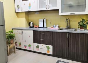 バトゥパハにあるJoyful Homestay Landed Houseの植物の置かれたカウンター付きキッチン