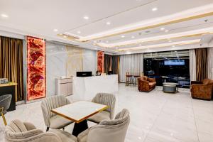 a meeting room with a table and chairs and a counter at Dancenter Bangkok Travellers Hotel in Bangkok