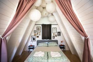 Letto o letti in una camera di ZlatAir Black Boutique Chalets