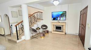 Televisyen dan/atau pusat hiburan di Suburban Family Villa