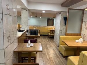 Gallery image of Hotel Golden Plaza surat in Surat