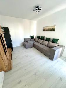 Una sala de estar con un sofá y un televisor. en Cozy flat, en Sibiu 10 fotos más