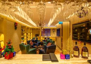TV a/nebo společenská místnost v ubytování Grand Dragon Hotel
