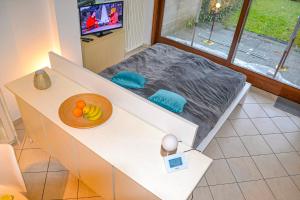 a room with a table with a bowl of fruit on it at Residenz Lagobello in Germignaga