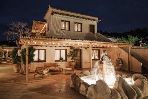 斯科派洛斯Fasolaki Skopelos - Eco Residences的一座前面有喷泉的房子