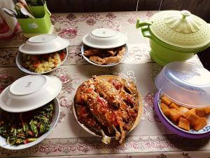 BesirNyanse Homestay - Raja Ampat的餐桌上摆放着几道食物的桌子