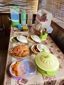 BesirNyanse Homestay - Raja Ampat的桌子上摆满了食物