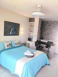 A bed or beds in a room at Welcoming studio in Torremolinos 45 m² with shared pool