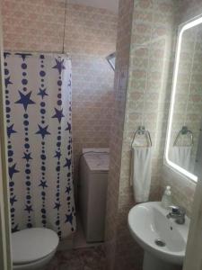 A bathroom at Welcoming studio in Torremolinos 45 m² with shared pool