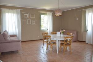 A seating area at Casale Dolci Dimore