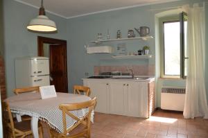 A kitchen or kitchenette at Casale Dolci Dimore