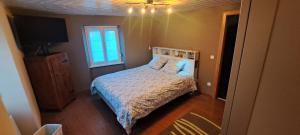 a small bedroom with a bed and a window at Chambre d'hotes au coeur du village in Reichshoffen