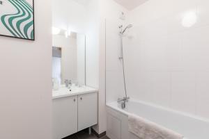 Kúpeľňa v ubytovaní Magnifique appartement Paris, bord du canal + 10 fotografií
